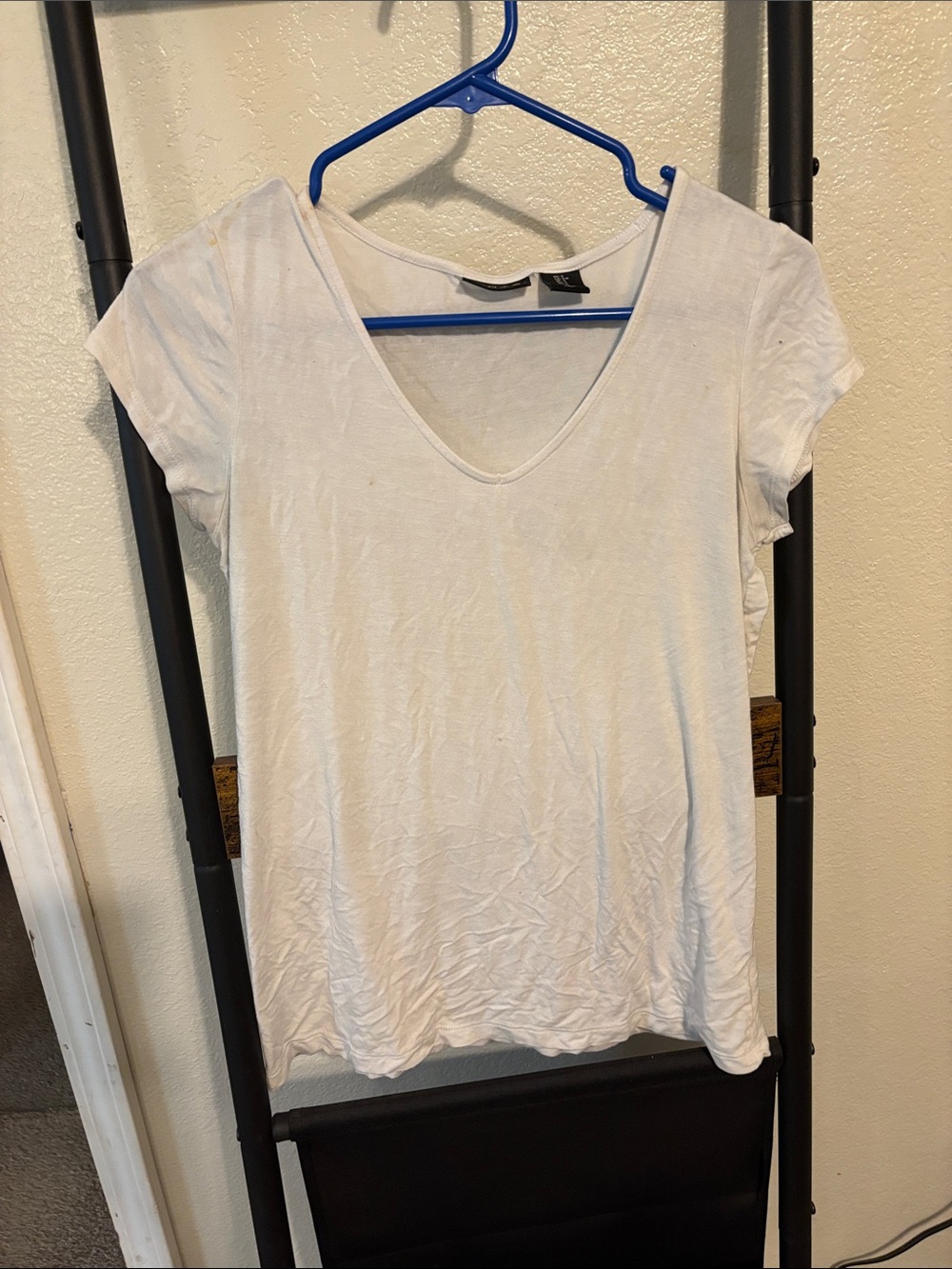 Tahari White V-Neck Short Sleeve Tee